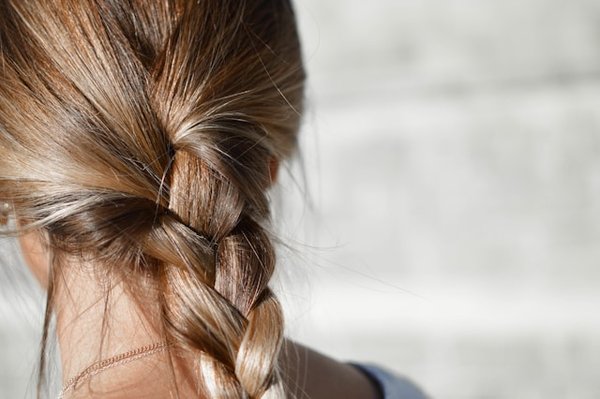 Comment créer une routine capillaire pour les cheveux bouclés et frisés?