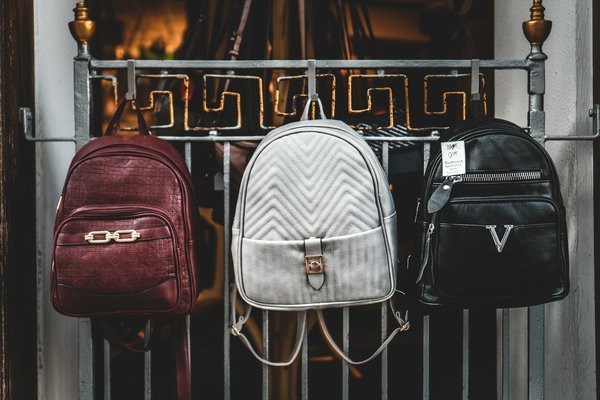 Quels types de sacs à dos privilégier pour un look chic et pratique en voyage?