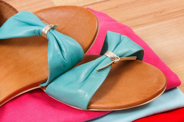 Quelle est la meilleure façon de porter des sandales à talons avec une robe d'été fluide?